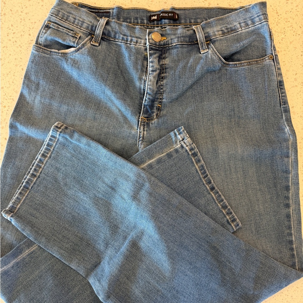 Lee Women's Straight Leg Jeans in Light Blue Wash 12 Short Classic Fit